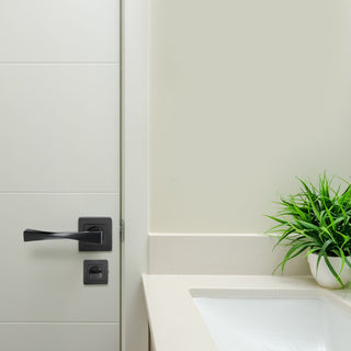 Dørgreb med firkantet rosette til badeværelsesdør, Yale Verona A001-WC-56-11, aluminium, 127×53,5 mm