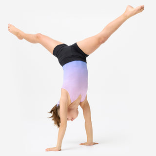 Skinnende gymnastik-body Pige